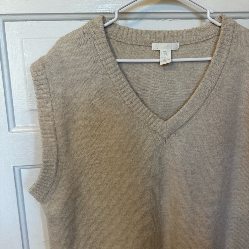 H&M Beige V-Neck Sleeveless Sweater Vest